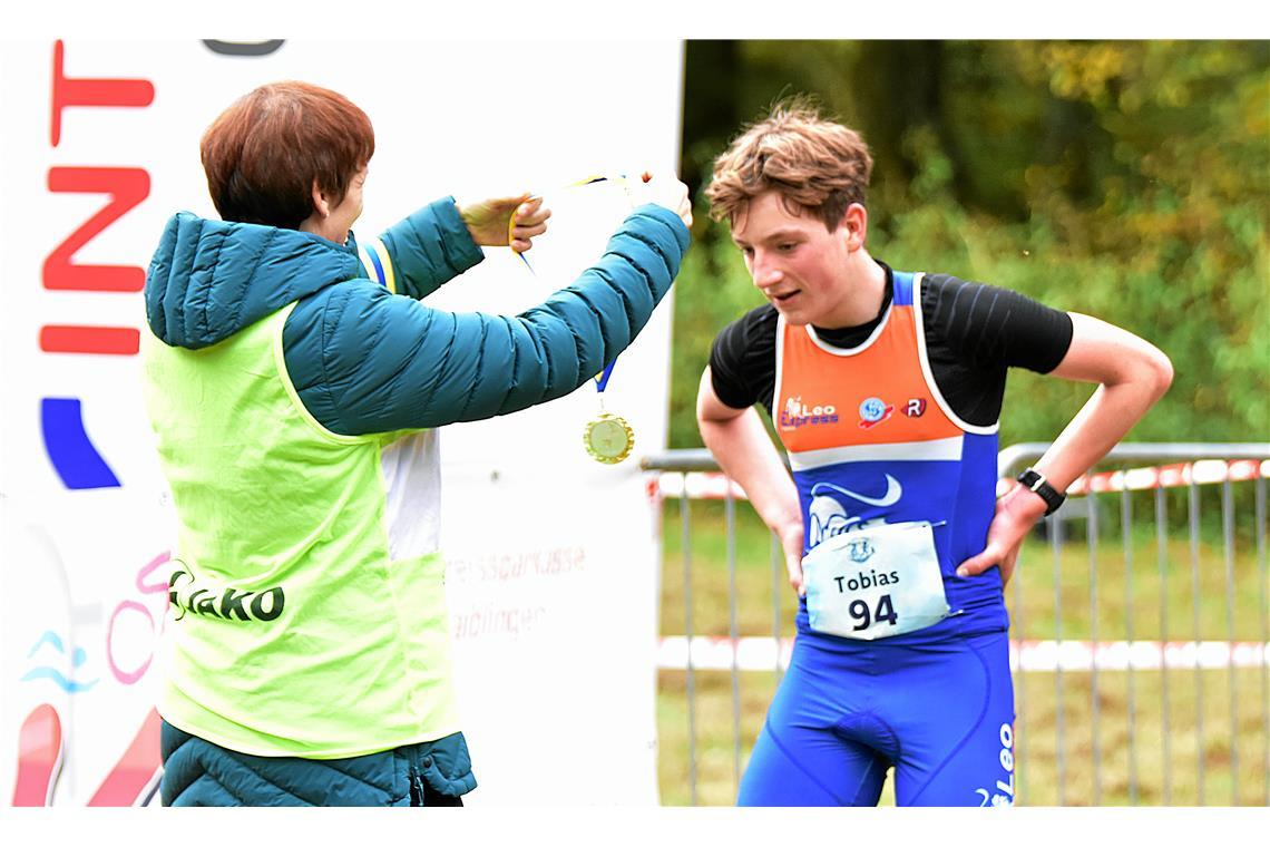 Tobias Leeb (94, VfL Sindelfingen) bekommt seine Medaille. Kinder Crossduathlon ...