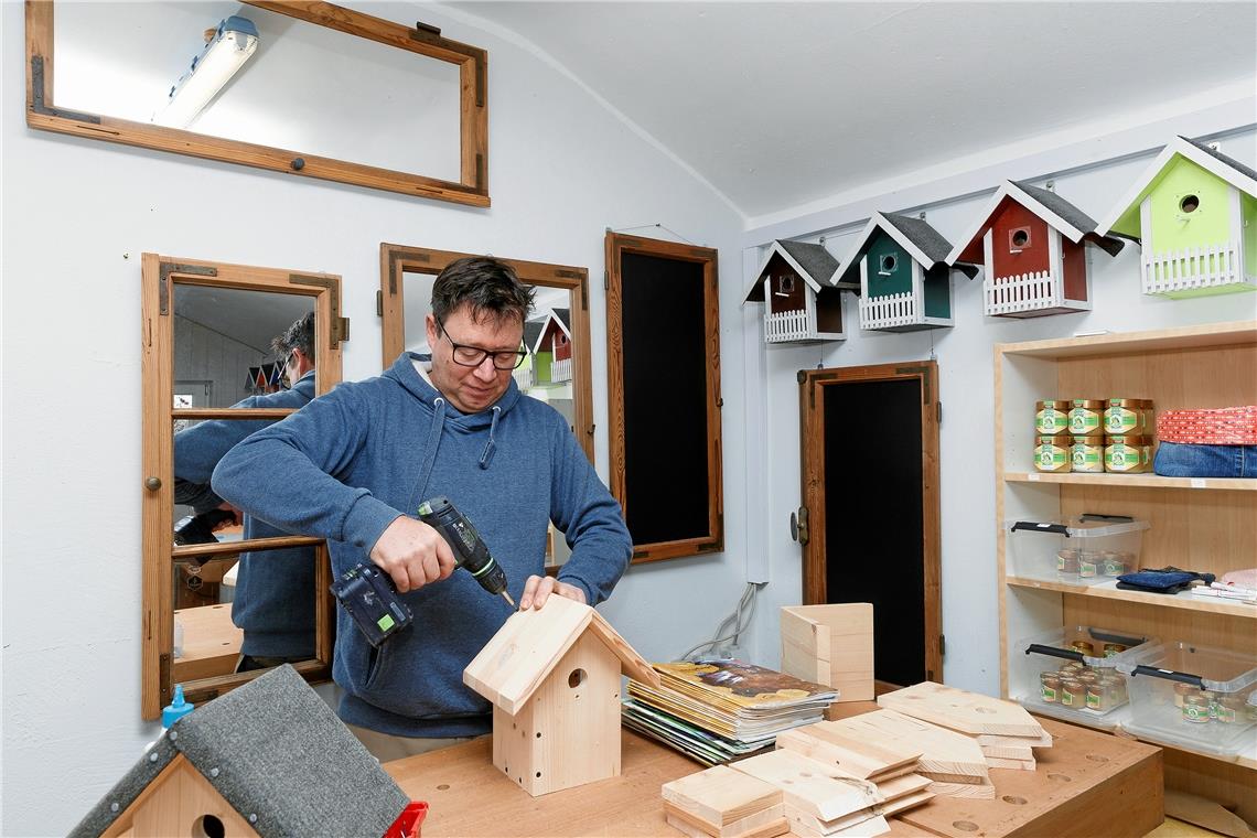 „Wir bauen einen Nistkasten“ Tobias Lindenberger, technischer Lehrer in der Paulinenpflege, ist gelernter Schreiner und liebt die Arbeit mit Holz.