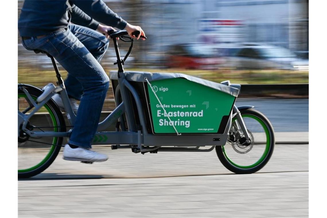 Tobias Lochen, Gründer des Darmstädter Lastenrad-Start-ups Sigo, fährt auf einem E-Lastenrad. Sigo betreibt geschlossene Transportrad-Verleihsysteme in derzeit elf Städten. Foto: Arne Dedert/dpa