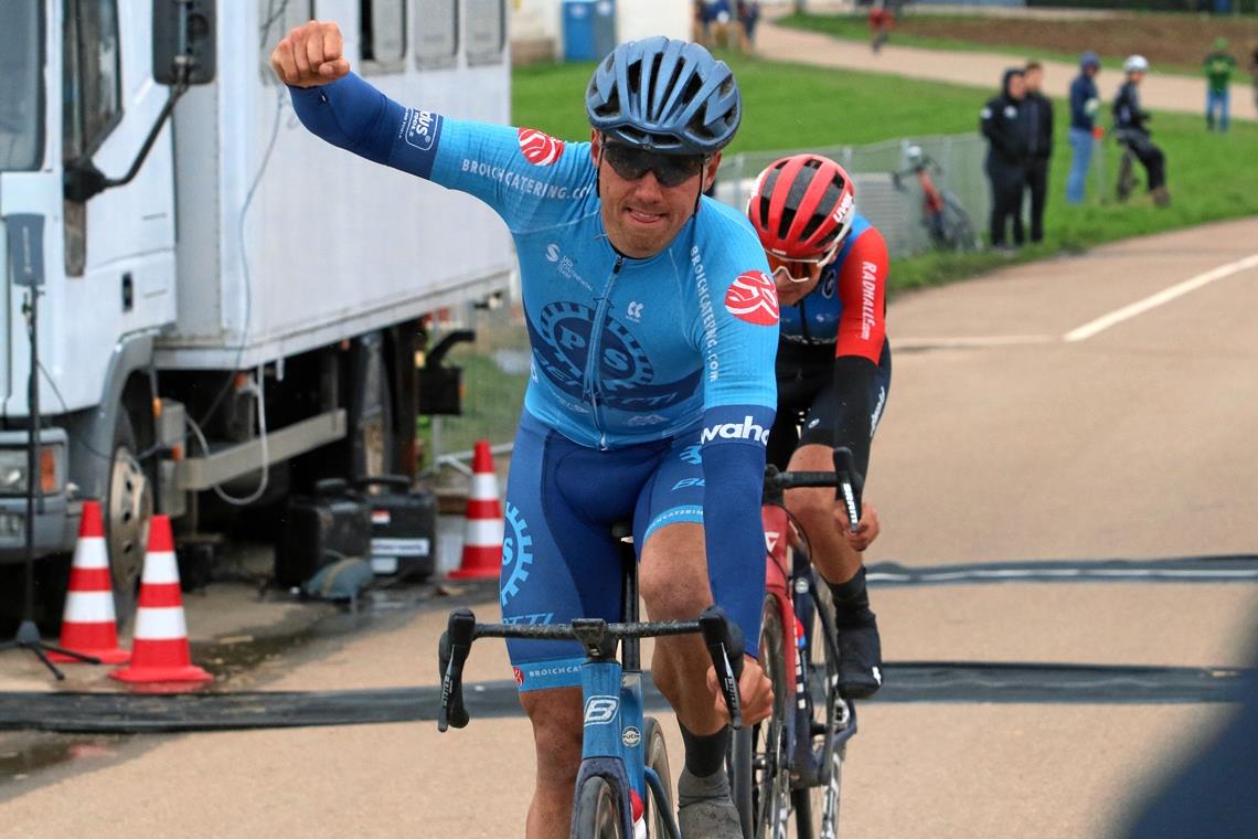 Tobias Nolde gewann den Zielsprint vor Moritz Kretschy und riss den rechten Arm hoch.