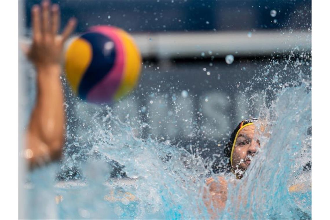 Wasserballer verpassen WM-Sensation: „Bitterer geht's nicht“ Tobias Preuß (l) in Aktion gegen Serbiens Torhüter Strajo Risticevic. Foto: Bernd Thissen