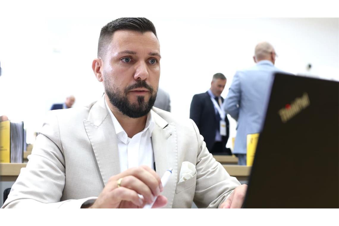 Tobias Rausch (AfD) nimmt teil an der konstituierenden Sitzung des Landtags von Sachsen-Anhalt.