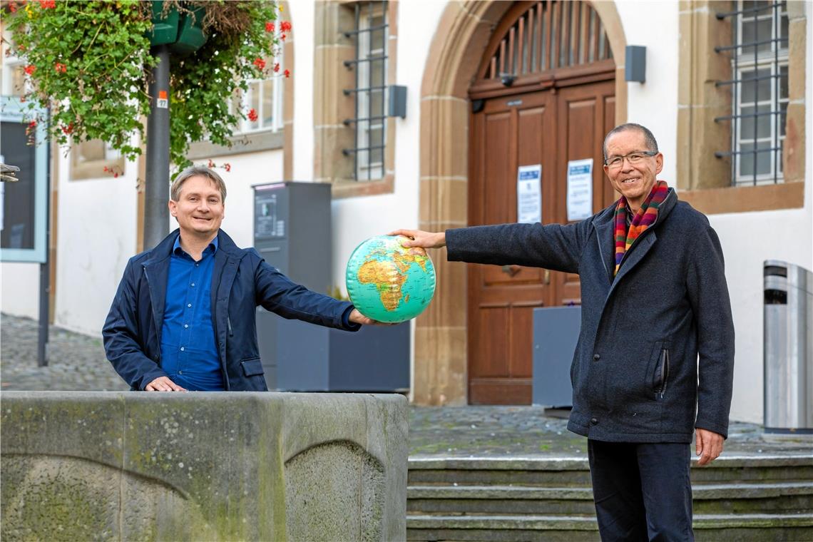 Das Ziel: Klimaneutral bis 2035 Tobias Rehrl (links) und Bertram Ribbeck wollen vor Ort etwas in Sachen Klimaschutz bewegen. Foto: A. Becher