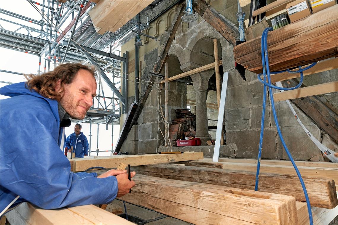 Tobias Rosenstengel (links) erläutert gut gelaunt, was für ihn und seine Kollegen bei der Sanierung alles ansteht. Das sechsköpfige Team der Firma Jako Baudenkmalpflege hat bereits rund ein Drittel der Dach- und Dachstuhlsanierung geschafft. Die Zimmerer sind auf die Arbeit in und an historischen Gebäuden spezialisiert. Fotos: J. Fiedler