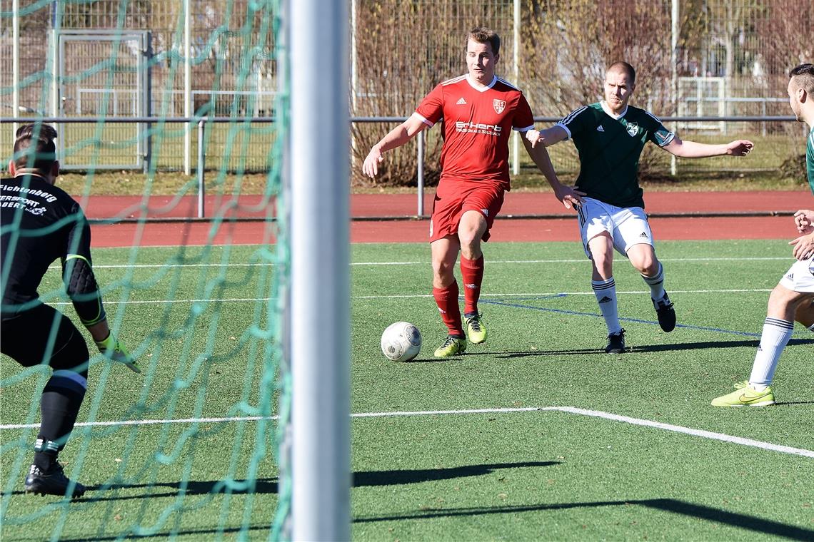 Tobias Schiffer (am Ball) strebt mit dem Tabellenzweiten FV Sulzbach die Rückkehr in die Kreisliga A an. Foto: T. Sellmaier