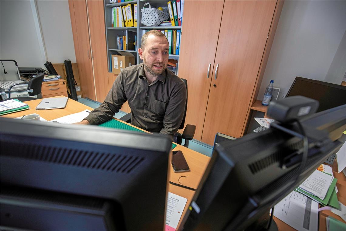 Tobias Stüer hält seinen Matheunterricht nun vor der Webcam. Die Schüler können sich freiwillig zuschalten. Foto: A. Becher