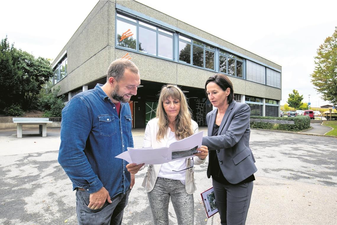 Tobias Stüer, Sabine Welte-Hauff und Heidi Ahlers sprechen über Erweiterung der Aspacher Conrad-Weiser-Schule. Foto: A. Becher