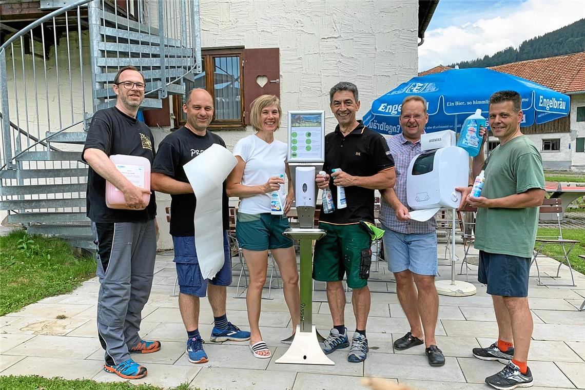 Tobias Trunzer, Dirk Veeser, Raili Werder, Gerhard Werder, Tillmann Schad und Michael Kahle (von links) machten sich auf den Weg ins Oberallgäu, um in der TSG-Skihütte die geforderten Seifen- und Desinfektionsspender sowie die Einmal-Papierhandtücher anzubringen. Foto: TSG-Skiabteilung