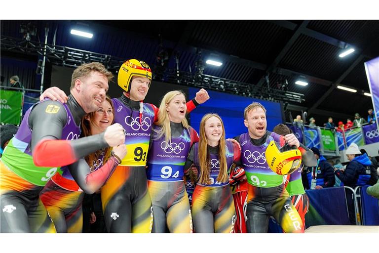 Tobias Wendl (l-r), Julia Taubitz, Max Langenhan, Dajana Eitberger, Magdalena Matschina und Tobias Arlt jubeln im Ziel über ihren Sieg.