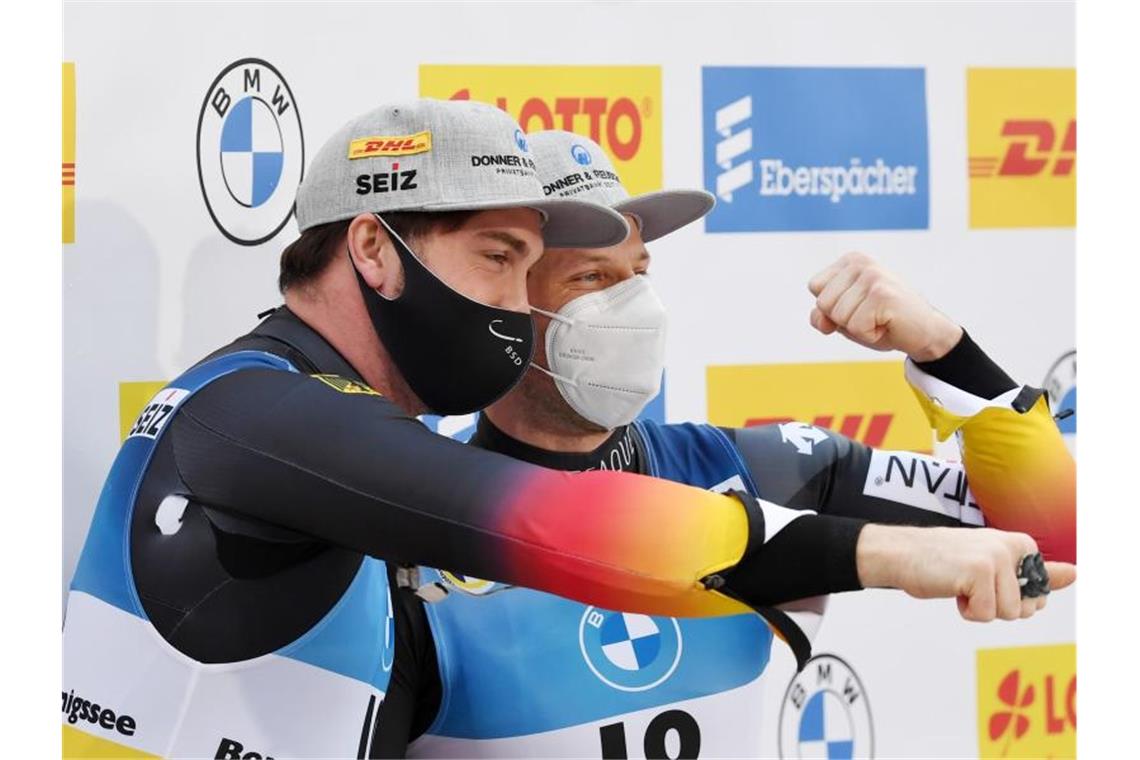 Perfekter WM-Auftakt für deutsche Rodler Tobias Wendl (l) und Tobias Arlt bejubeln ihren WM-Titel. Foto: Tobias Hase/dpa
