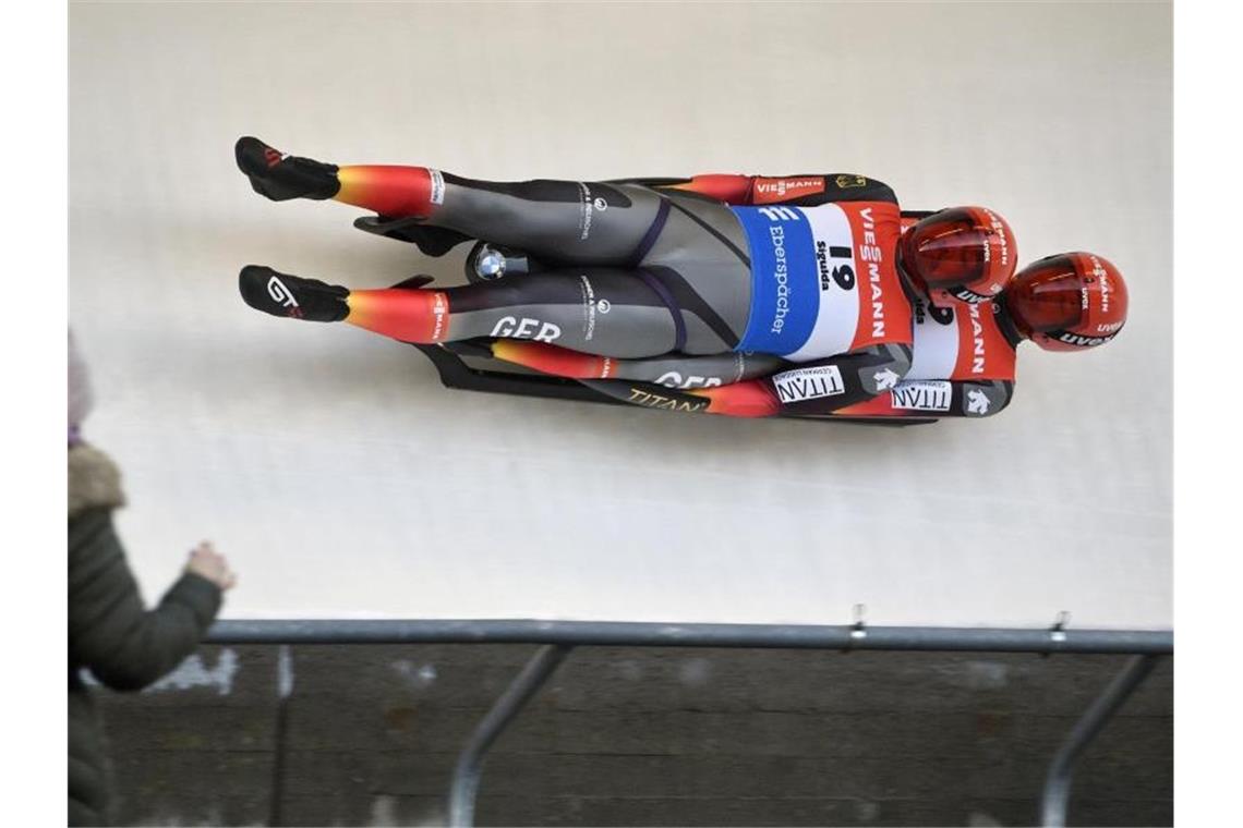 Tobias Wendl und Tobias Arlt haben bei der ersten Entscheidung der Rodel-Weltmeisterschaft Bronze gewonnen. Foto: Roman Koksarov/AP/dpa