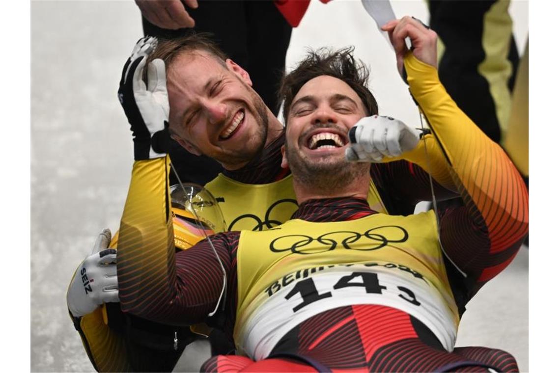 Rodelkönigin Geisenberger schreibt Olympia-Geschichte Tobias Wendl und Tobias Arlt (l) jubeln nach der Zieleinfahrt. Foto: Robert Michael/dpa-Zentralbild/dpa