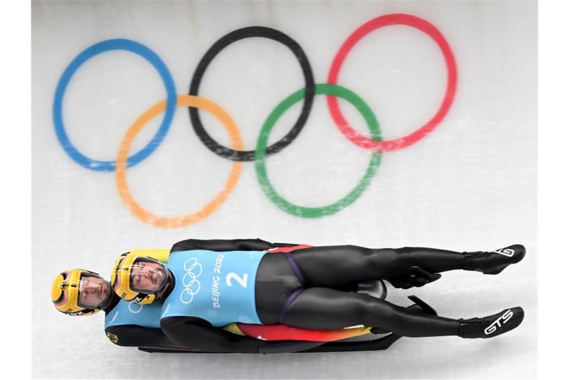 Das war die Olympia-Nacht Tobias Wendl und Tobias Arlt rasen durch den olympischen Eiskanal. Foto: Robert Michael/dpa-Zentralbild/dpa