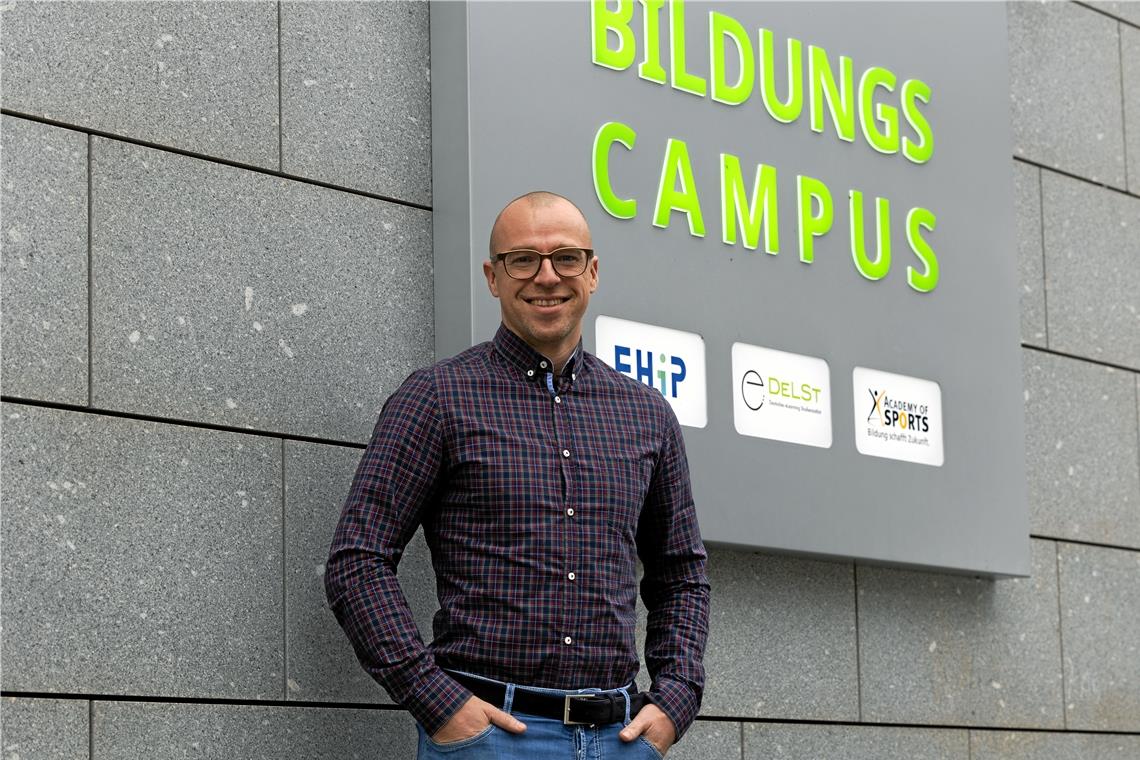 Hochschulgründung auf positivem Weg Tobias Wenninger vor dem Firmensitz im Biegel 2 in Backnang. Der Schriftzug Bildungscampus verdeutlicht bereits, dass Backnang demnächst Hochschulstandort sein wird. Der 41-Jährige ist in Sachen Genehmigung und Nachfrage sehr zuversichtlich. Foto: A. Becher