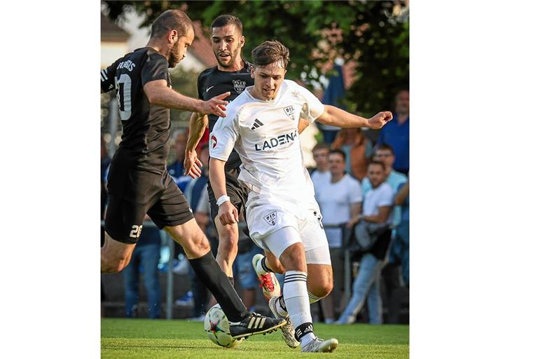 Tobias Wiese (rechts) und der VfR Murrhardt wollen das Stadtderby gegen den TSC wie schon in der Hinrunde für sich entscheiden. Archivfoto: Alexander Becher