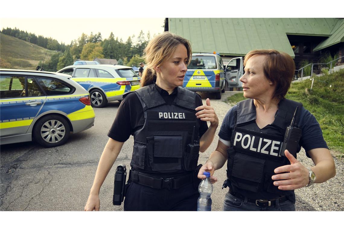 Was taugt der neue „Tatort“ aus dem Schwarzwald? Tobler bespricht sich mit Polizistin Steffi (Lucia Schulz).