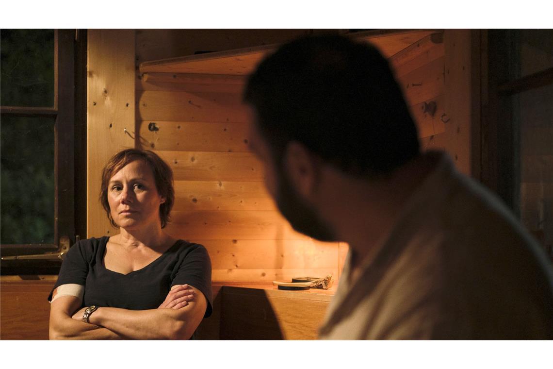 Was taugt der neue „Tatort“ aus dem Schwarzwald? Tobler besucht den Arzt Mesut Edem (Sahin Eryilmaz) in seiner Waldhütte.