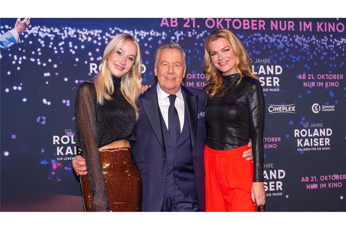 Weltpremiere: Roland Kaiser feiert sein Kino-Debüt Tochter Annalena (links) unterstützte ihren Vater auf dem roten Teppich - ebenso wie Sängerin Saskia Leppin (rechts).