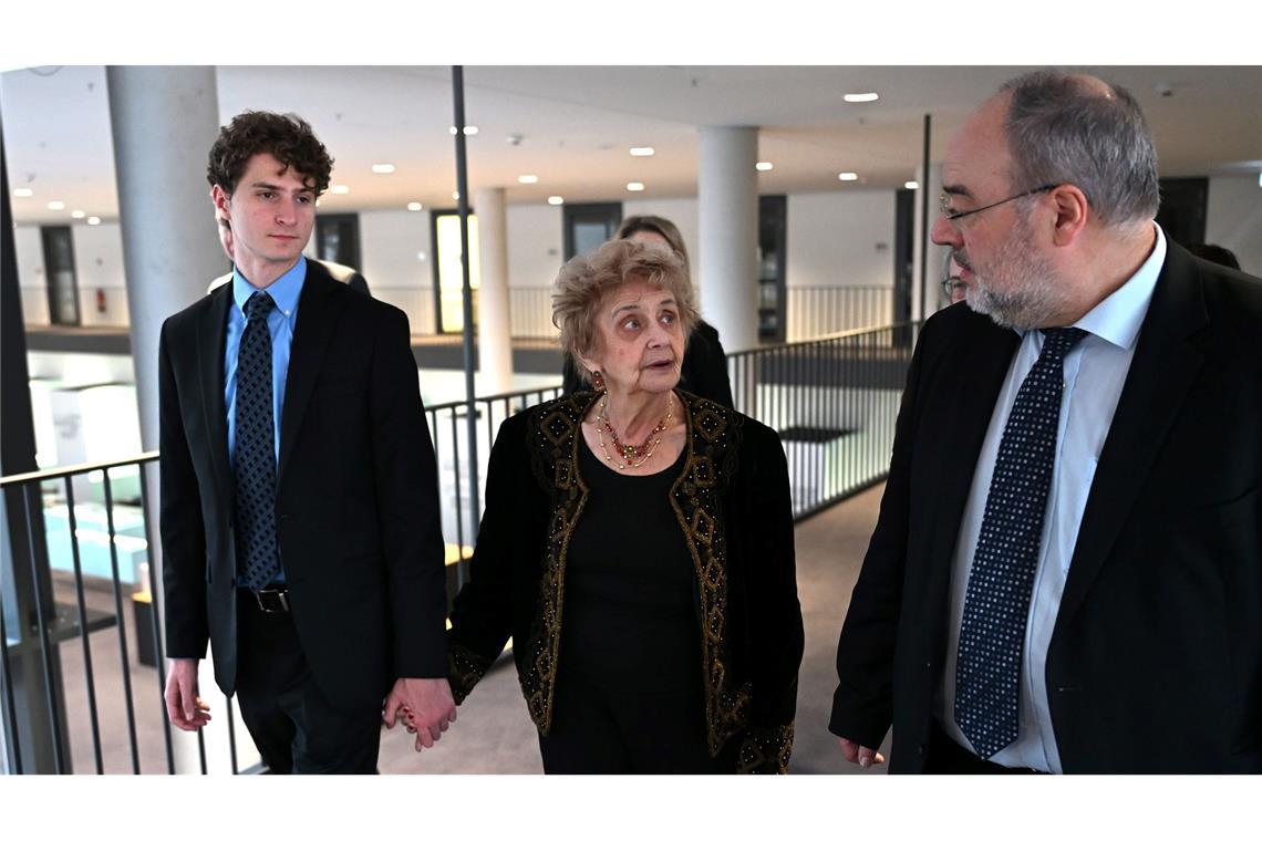 Tochter und Enkel Aron Goodman begleiten die Zeitzeugin Tova Friedman auf ihrer Berlin-Reise.