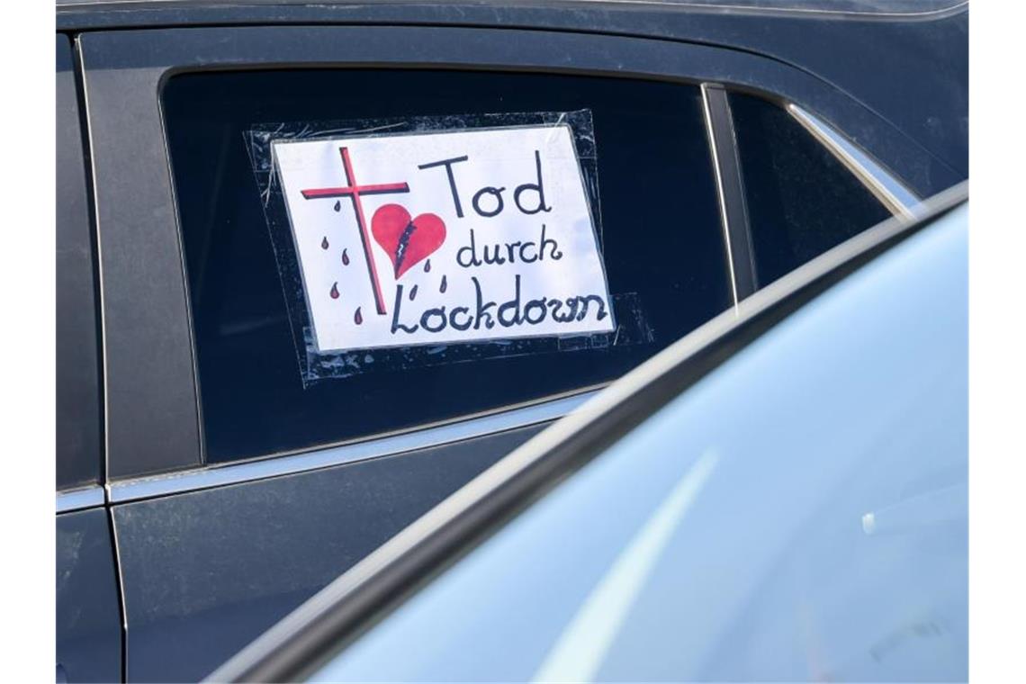 Demonstranten bremsen „Querdenker“-Autokorsos aus "Tod durch Lockdown" steht auf einem Zettel an der Scheibe eines Autos in Leipzig. Foto: Jan Woitas/dpa-Zentralbild/dpa