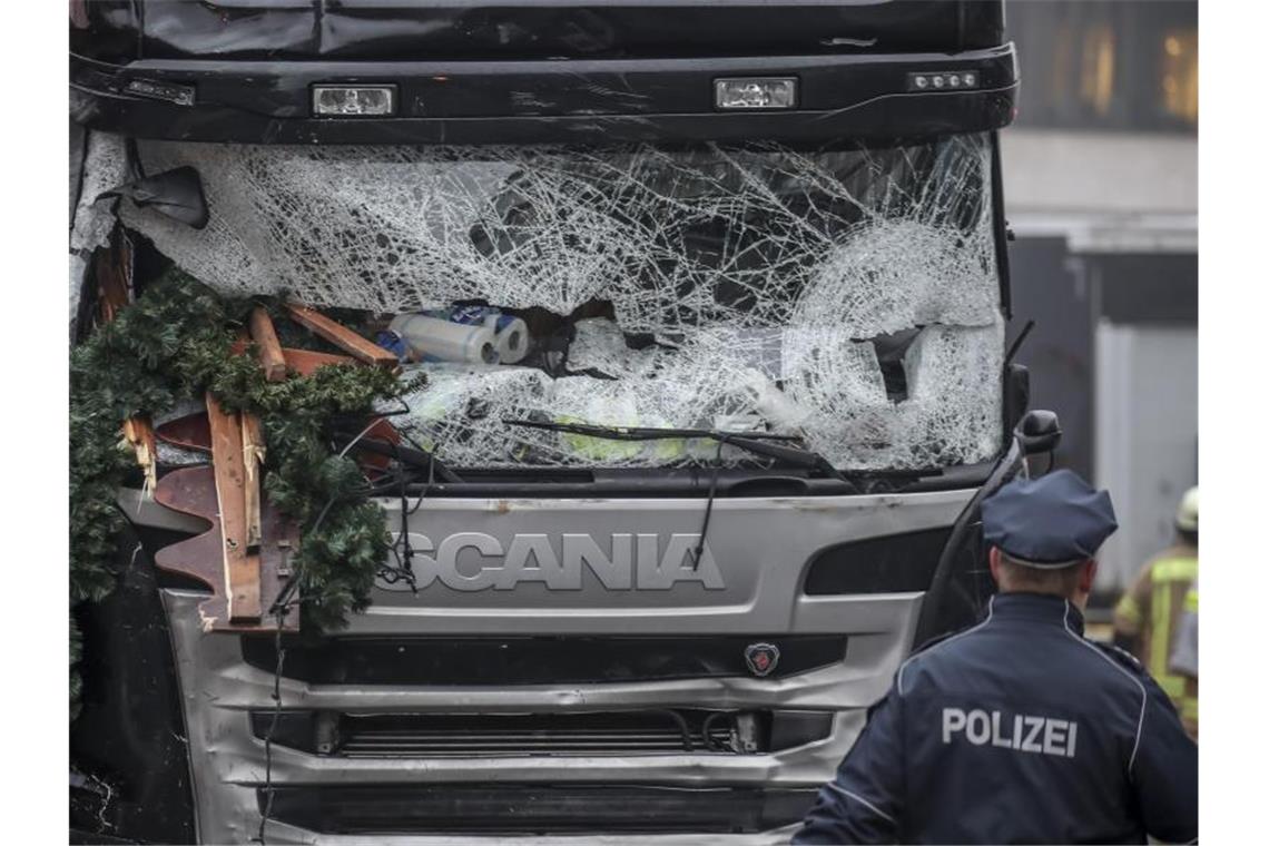 Todes-Lkw: Der von Anis Amri gekaperte Sattelschlepper nach dem Anschlag. Foto: Michael Kappeler/dpa