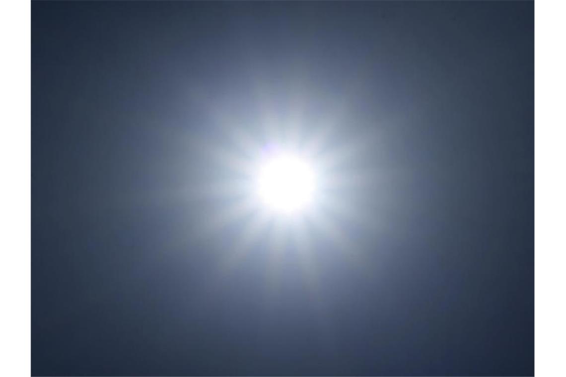 Extreme Hitze in Nordamerika: Hunderte Tote bei fast 50 Grad Tödliche Hitze: Die Sonne strahlt am wolkenlosen Himmel. Foto: Karl-Josef Hildenbrand/dpa/Symbolbild