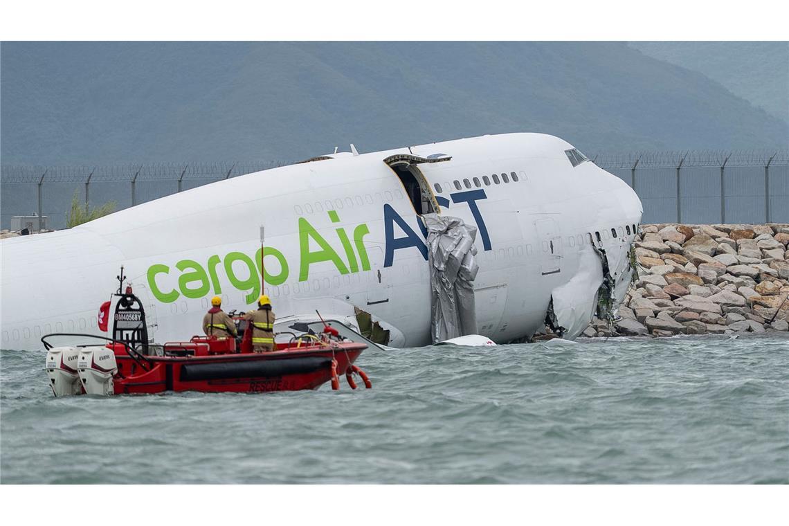 Bilder des Tages Tödlicher Unfall: Jumbo-Jet rutscht über Landebahn ins Meer