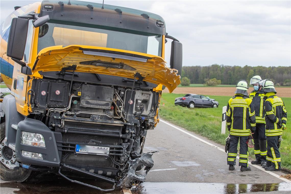 Tödlicher Unfall zwischen Pkw und Betonmischer. Foto: 7aktuell/ S. Adomat 