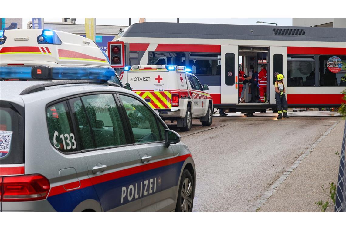 Junge wird vor den Augen seiner Familie von Zug erfasst und stirbt