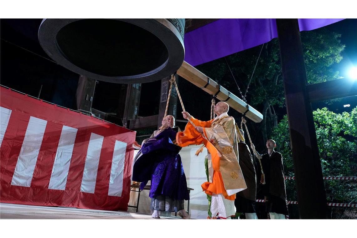 Tokio: Traditionelles Glockenschlagen der Mönche im Zojoji-Tempel zu Silvester