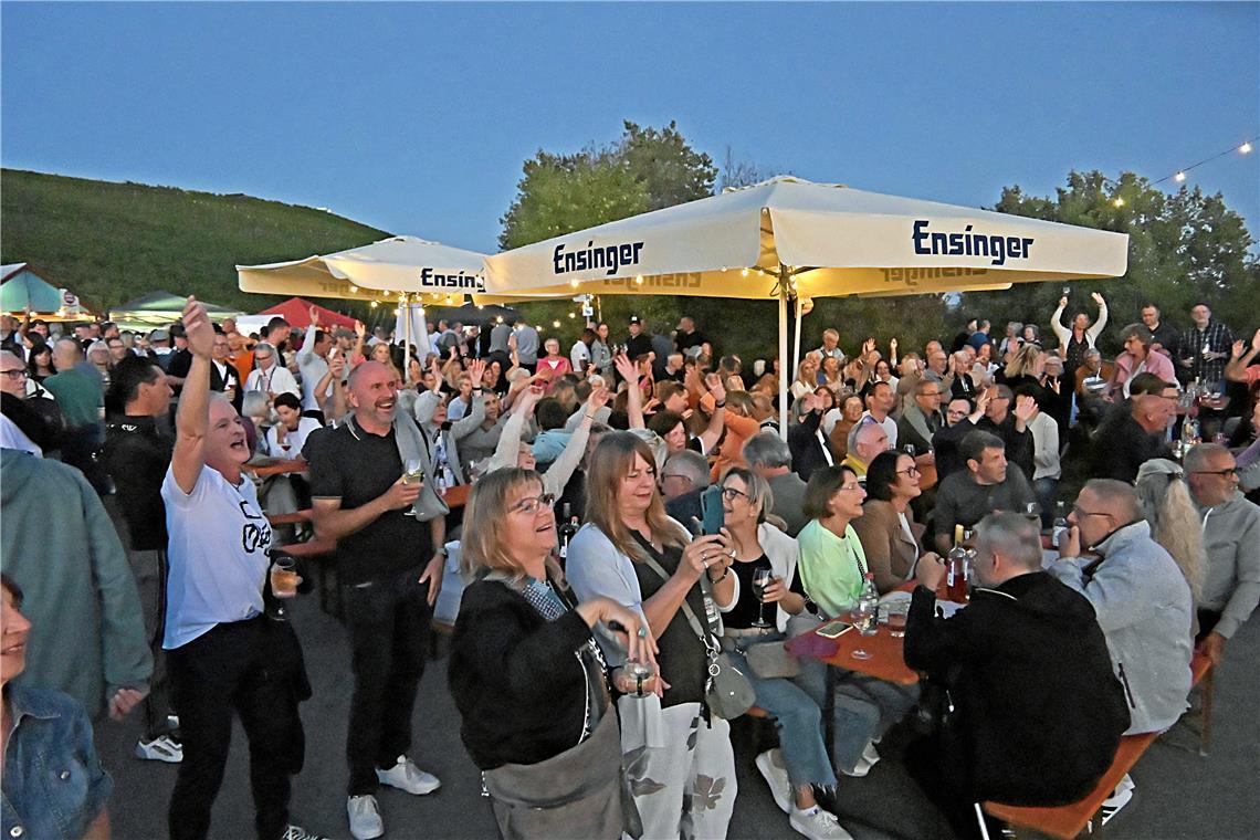 Tolle Abendstimmung beim Auftritt von Heike Wanner. Kelter. Wein. Berg. Wandern ...
