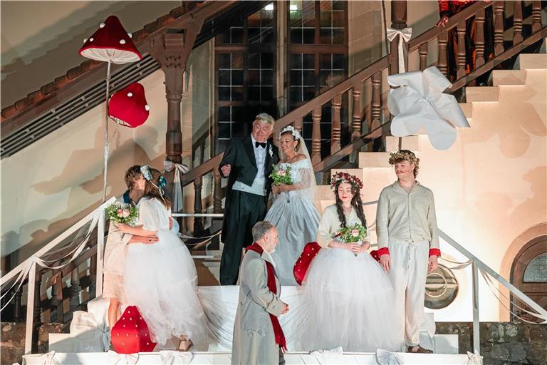 Tolle Darsteller bei Shakespeares „Ein Sommernachtstraum“ verwandeln den Platz hinter der Stiftskirche in ein Freilichttheater der besonderen Art. Fotos: Alexander Becher