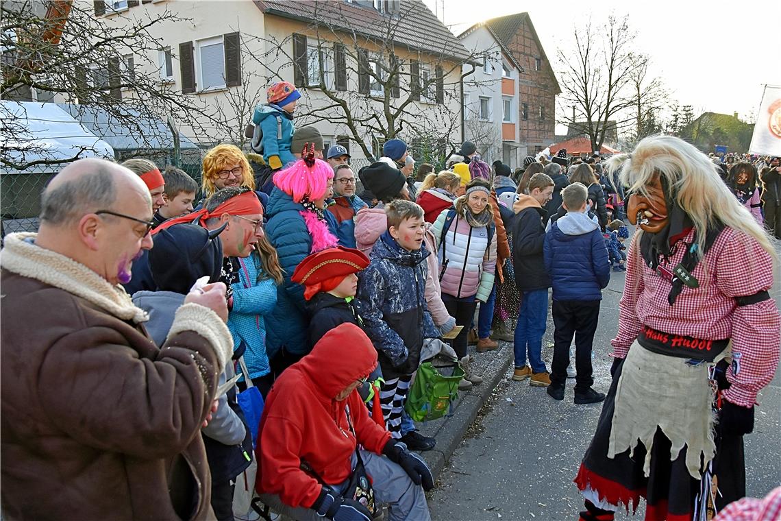 Tolle Stimmung am Straßenrand bei Groß und Klein. 