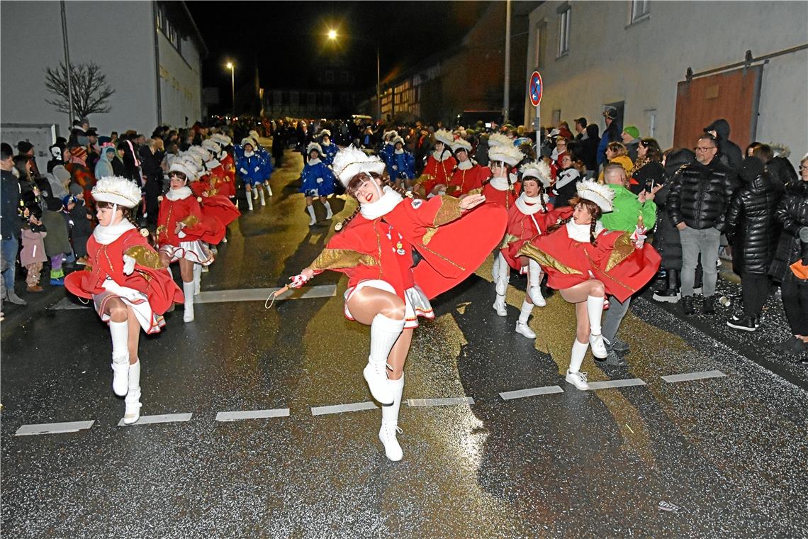 Närrisches Treiben auf Auenwalds Straßen Tolle Stimmung beim Fasching: Viele Zuschauer und Mitwirkende zieht es beim Nachtumzug und Narrensprung der 1. Narrenzunft Auenwald auf die Straßen in Unterbrüden. Fotos: Tobias Sellmaier