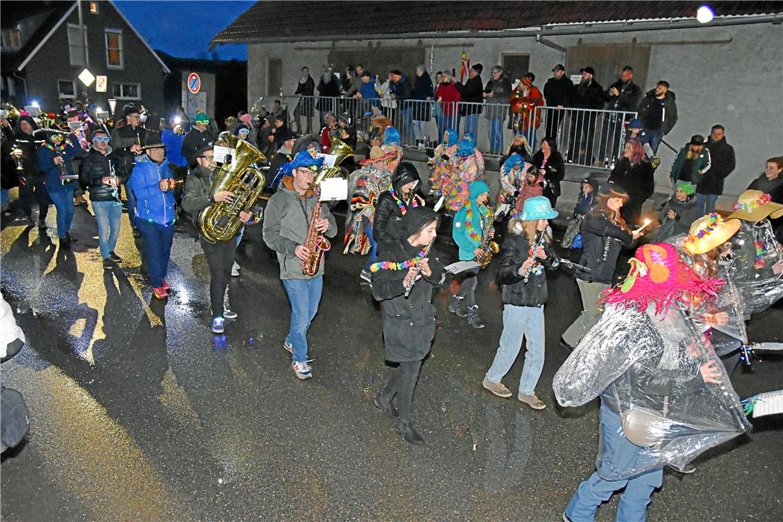 Tolle Stimmung  beim Nachtumzug und Narrensprung der 1. Narrenzunft Auenwald.