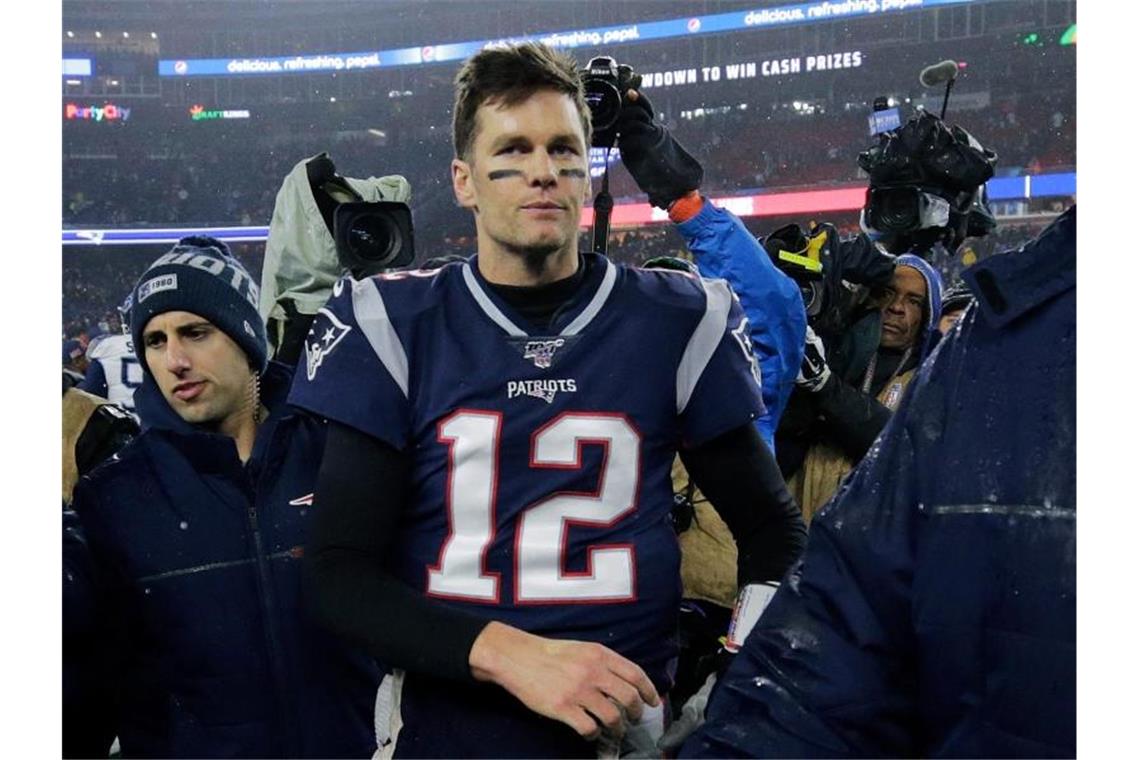 Tom Brady, Quarterback der New England Patriots, geht nach der Niederlgage seines Teams gegen die Titans vom Platz. Foto: Charles Krupa/AP/dpa