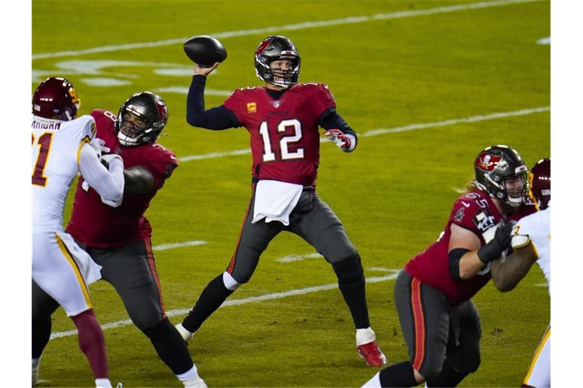 Tom Brady, Quarterback der Tampa Bay Buccaneers, wirft einen Pass. Foto: Julio Cortez/AP/dpa