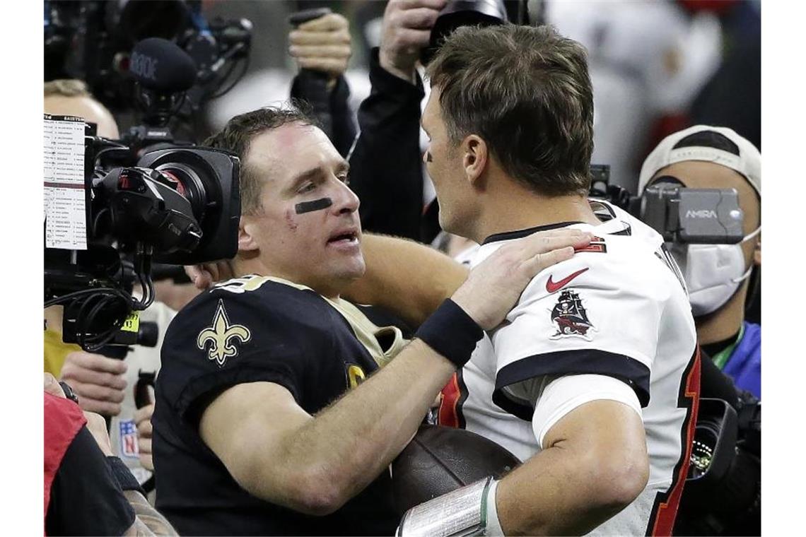 Tom Brady (r) gewann mit den Tampa Bay Buccaneers gegen die New Orleans Saints um Quarterback Drew Brees. Foto: Butch Dill/AP/dpa