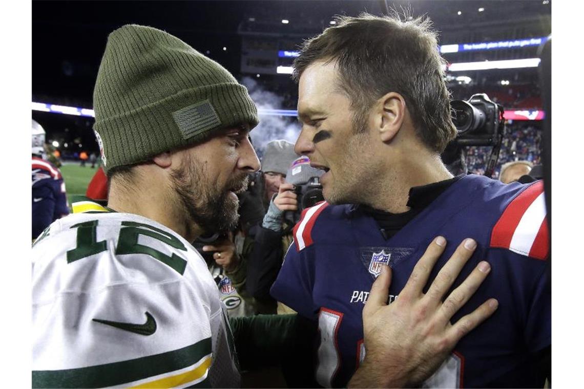 Tom Brady (r) trifft auf Aaron Rodgers. Foto: Steven Senne/AP/dpa