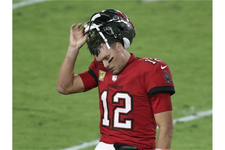 Tom Brady von den Tampa Bay Buccaneers reagiert, als er das Spielfeld verlässt, nachdem er eine „Interception“ geworfen hatte. Foto: Mark Lomoglio/AP/dpa