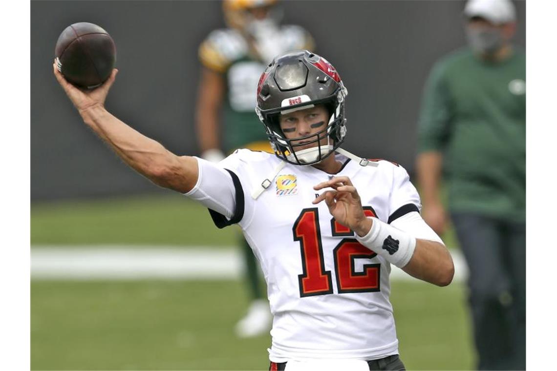 Duell der NFL-Quarterback-Superstars: Brady besiegt Rodgers Tom Brady von den Tampa Bay Buccaneers wirft einen Pass. Foto: Mark Lomoglio/AP/dpa