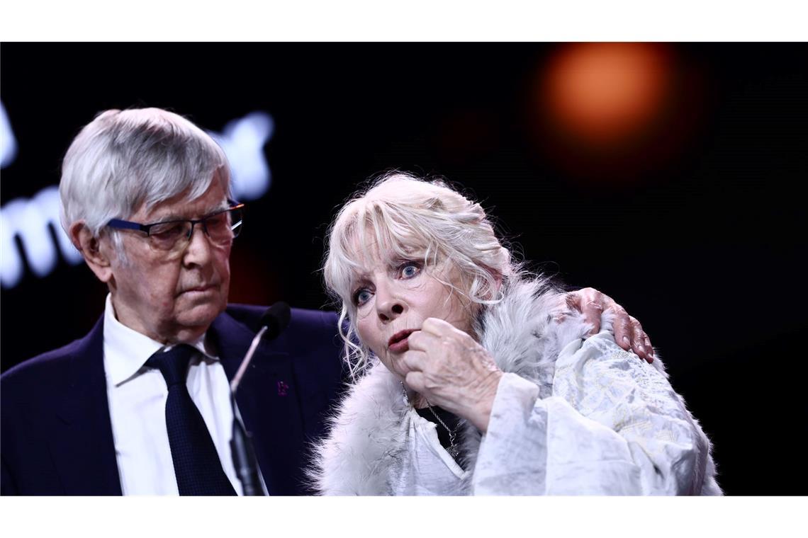 Tom Courtenay und Anna Calder-Marshall erhalten den Silbernen Bären für die beste schauspielerische Leistung in einer Nebenrolle.