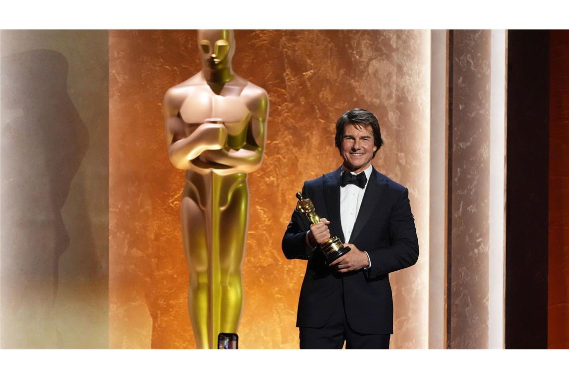 Tom Cruise, Gewinner eines Ehrenpreises, posiert auf der Bühne.