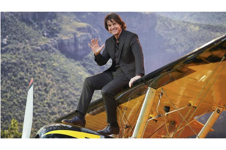 Tom Cruise posiert am 15. Mai 2025 für die Fotografen bei der Ankunft auf der Premiere des Films „Mission: Impossible - The Final Reckoning“.