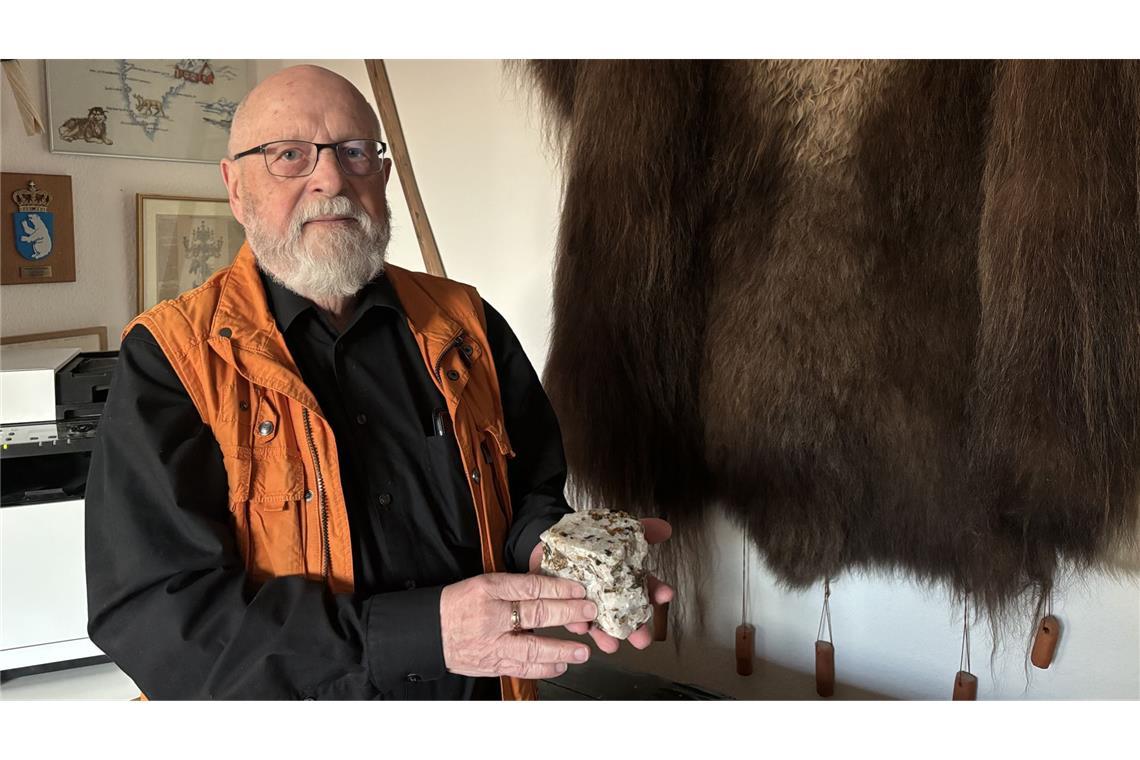 Tom Høyem mit Kryolith in der Hand. Das seltene Mineral kam weltweit fast ausschließlich in Grönland  vor, aber ist auch dort seit Ende der 1980er Jahre erschöpft.