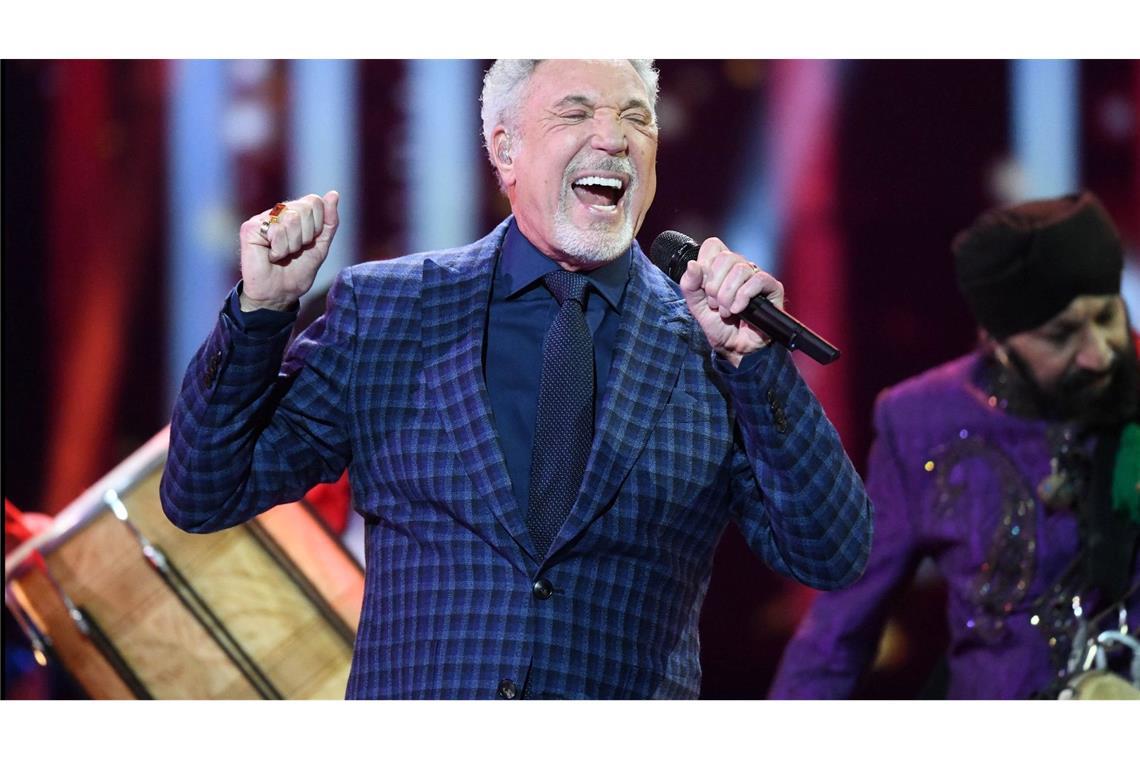 Der Tiger kippt nicht um - Tom Jones wird 85 Tom Jones bei einem Auftritt in der Londoner Royal Albert Hall.