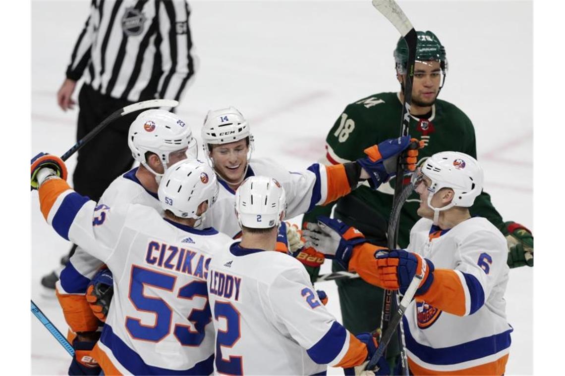 Tom Kühnhackl (Nr. 14) feierte mit den New York Islanders einen Auswärtssieg. Foto: Andy Clayton-King/AP/dpa