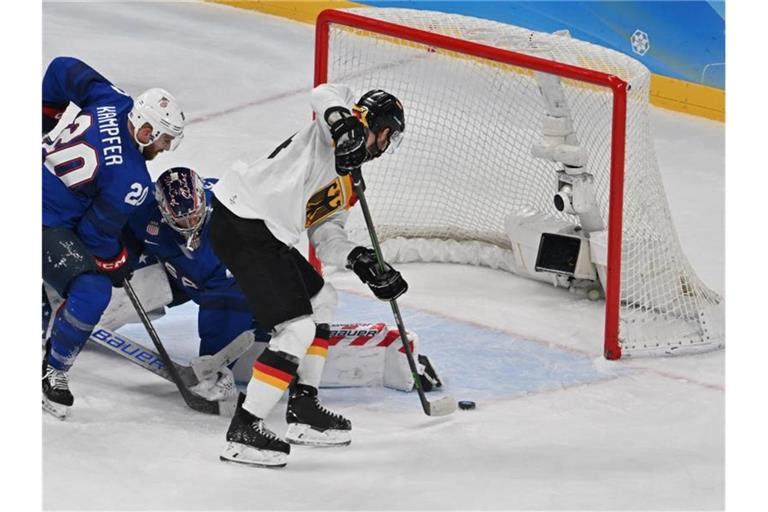 Tom Kühnhackl (r) erzielt das Tor zum 3:2-Anschluss gegen die USA. Foto: Peter Kneffel/dpa