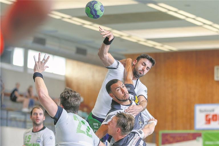 Tom Kuhnle (beim Wurf) möchte mit dem HCOB für eine Überraschung sorgen. Foto: A. Becher