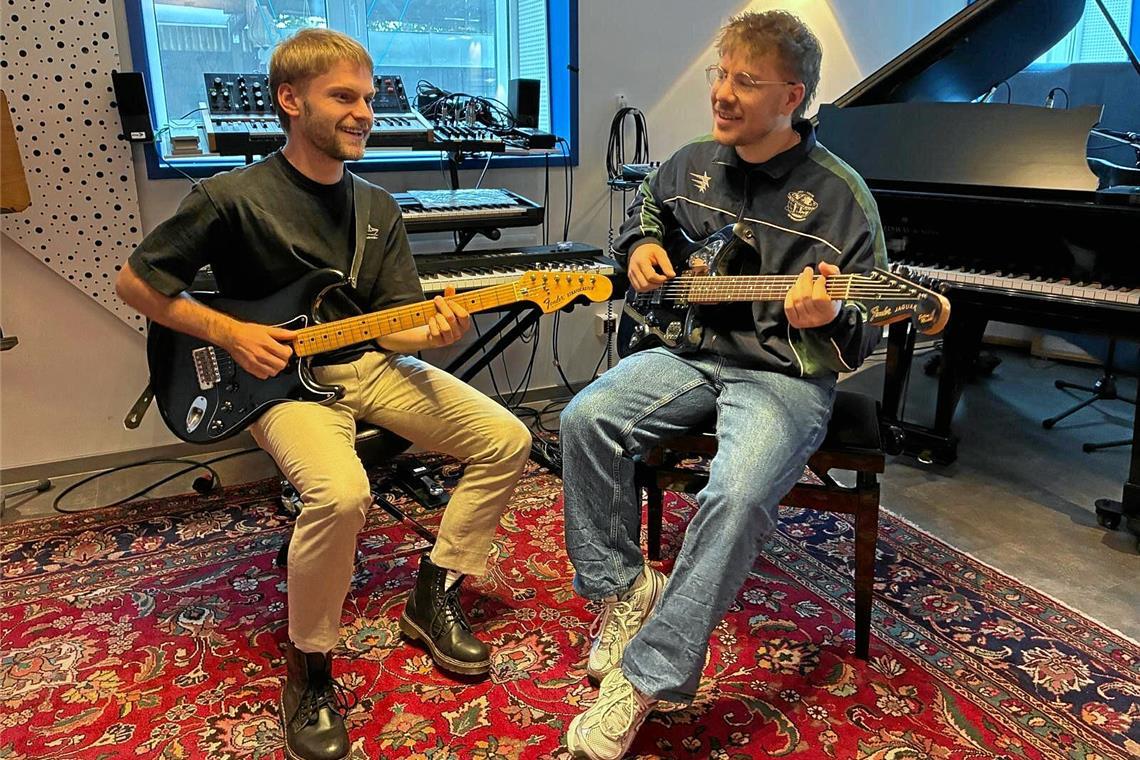 Tom (links) und Julius Binder haben mit ihrer Band im Studio von Werner „Vier“ Bayer ihr Debütalbum aufgenommen. Foto: Uwe Speiser